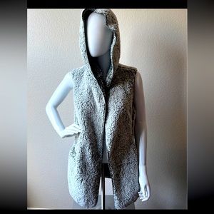 Sleeveless hooded sweater